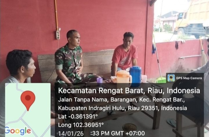 Babinsa Melalui Cara Komsosnya Temui Warga Guna Memantau  Wilayah Binaan