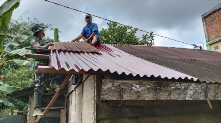 Babinsa Koramil 01/Rengat Jalankan  Komsos Hingga Bantu Rehab Rumah Warga