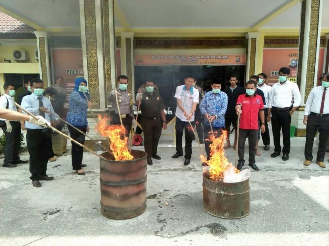 Polres Kampar Musnahkan 20 Kg Ganja dan 13 Gram Sabu