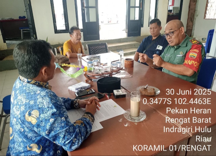 Komsos Bersama Perangkat Desa Babinsa Saling Berkomunikasi Guna Untuk Melakukan Pembinaan Diwilayahnya