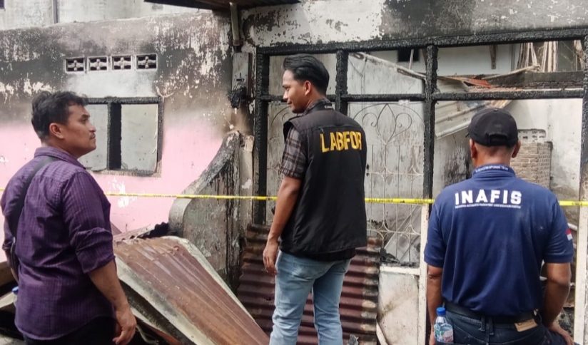 Tim Labfor Polda Sumut Lakukan Pemeriksaan Ulang TKP Kebakaran Tiga Rumah Sewa di Tebingtinggi