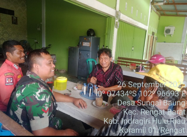 Jalin Keakraban,Babinsa Koramil 01/Rengat Komsos Dengan Masyarakat Binaan.
