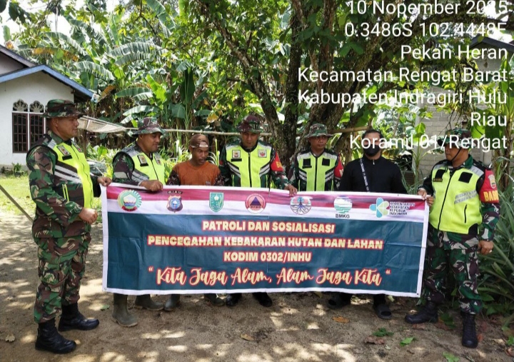 Lakukan Patroli Dicuaca Tidak Menentu Serta Babinsa Berikan Sosialisasi Kemasyarakat Agar Pahami Resiko Karhutla