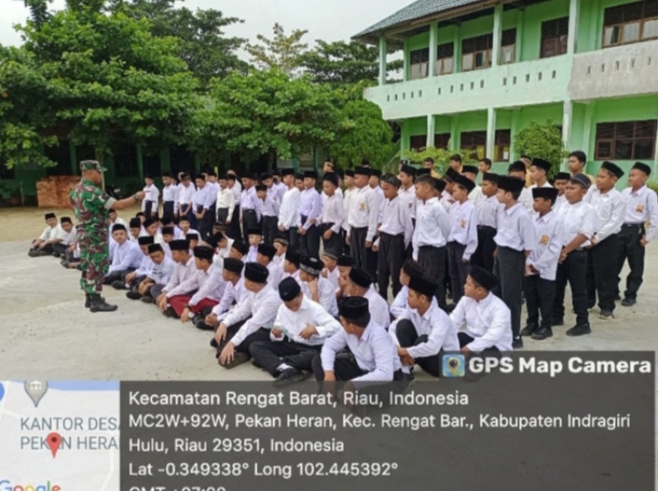 Babinsa Menjadi Instruktur Dalam kegiatan Masa Ta'aruf Madrasah MTsN 1 Rengat Barat