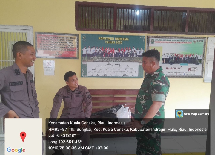 Babinsa Koramil 01/Rengat Melaksanakan Komsos Dengan Warga Desa Binaan Untuk Eratkan Silahtuhrahmi.