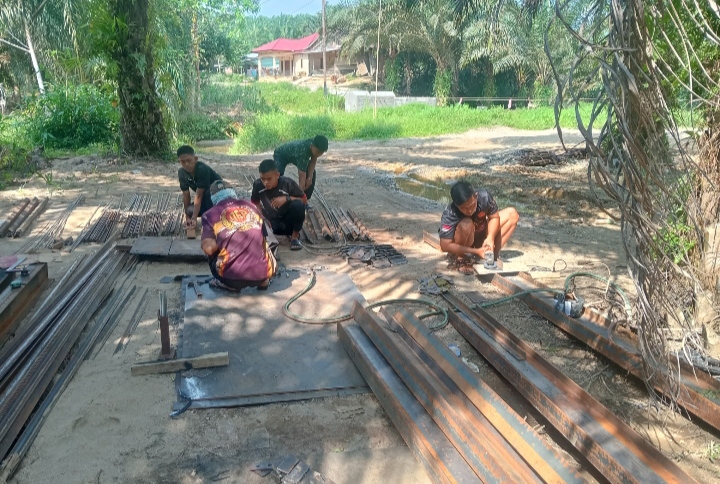 Semangat Kemanunggalan TNI-Rakyat, Satgas Kodim 0302/Inhu Lanjutkan Pembangunan Jembatan Gantung Garuda