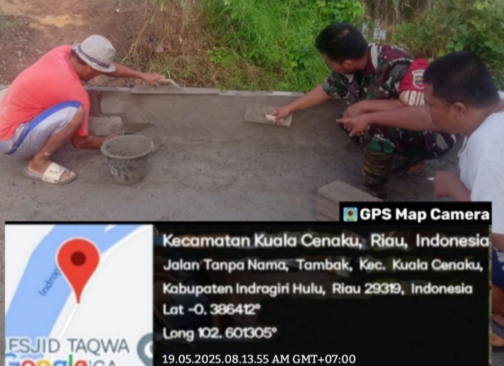 Selalu Jalin Kebersamaan, Babinsa Bantu Bangun Pagar Teras Rumah Warga Binaan