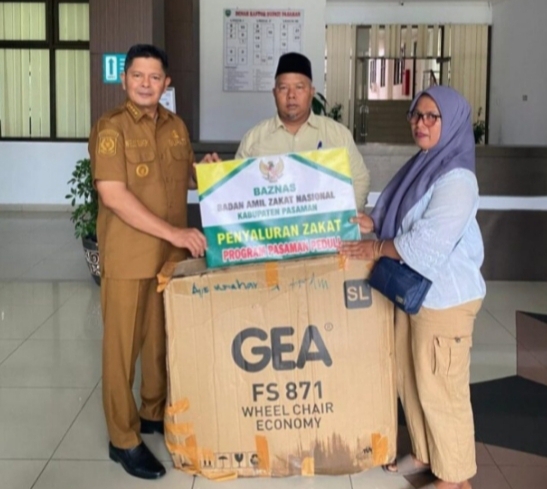 Bupati Pasaman Serahkan Bantuan Kursi Roda kepada Warga