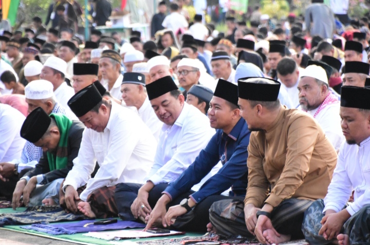 Dandim 0302/Ingu-Kuansing Bersama Bupati, Forkopimda Serta Masyarakat Sholat Hari Raya Idul Adha 1447 H/2026 M DiHalaman Kantor Bupati