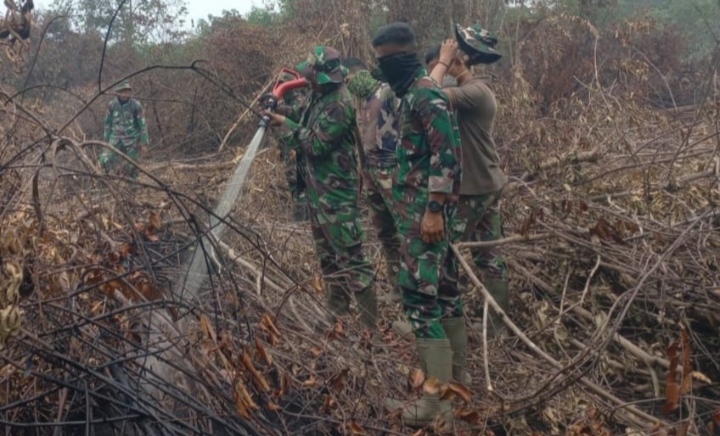 Babinsa Koramil 01/Rengat Langsung Bergerak Padamkan Kebakaran LahaBegitu Lihat Api