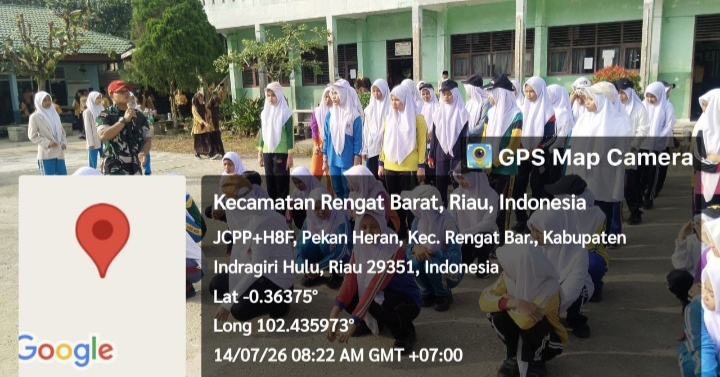 Tanamkan Disiplin Sejak Dini, Babinsa Koramil 01/Rengat Berikan Pelatihan PBB kepada Siswa MTsN