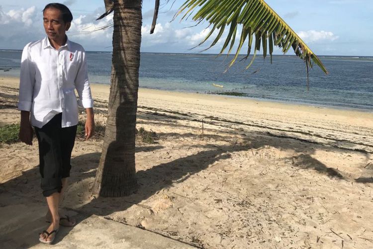 Bersandal Jepit, Jokowi ke Pantai Nemberala