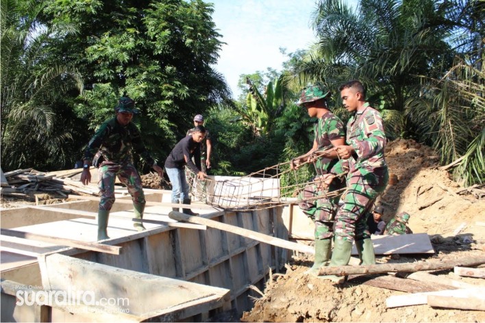 Satgas TMMD Reguler 105 Percepat Penyelesaian Rabat Beton Di Kecamatan Sekerak