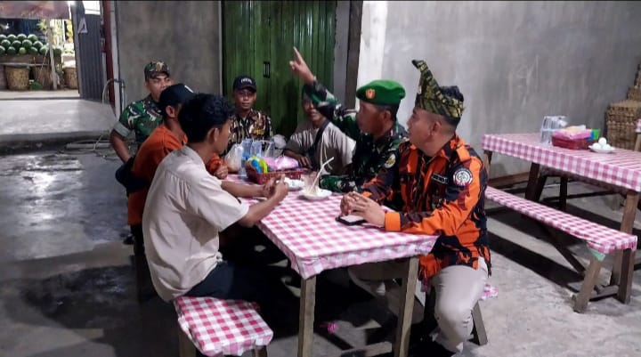 Untuk Ciptakan Lingkungan Aman Dan Damai Babinsa Koramil 01/Rengat Bersama Ormas Dan Warga Patroli Siskamling