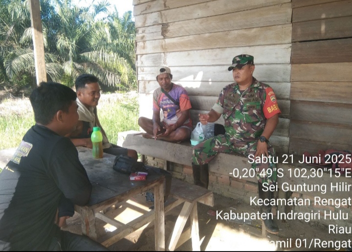 Babinsa Lakukan Komsos Dengan Warga Guna Pantau Wilayah Binaan Serta Pererat TNI Dengan Masyarakat