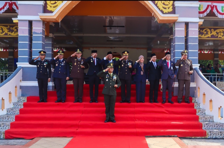 Dandim 0302/Inhu Pimpin Upacara Peringatan HUT TNI Ke - 79 Tahun 2024 Dilapangan Limuno Kuansing.