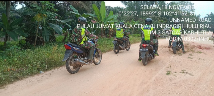 Walau Hujan Rintik Babinsa Koramil 01/Rengat Kodim 0302/Inhu Tetap Sosialisasi dan Patroli Karhutla kepada Masyarakat Kuala Cenaku