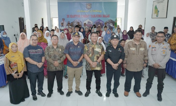 Wabup Asahan Serahkan Kartu BPJS Gratis Dan KIP Di 4 Kecamatan