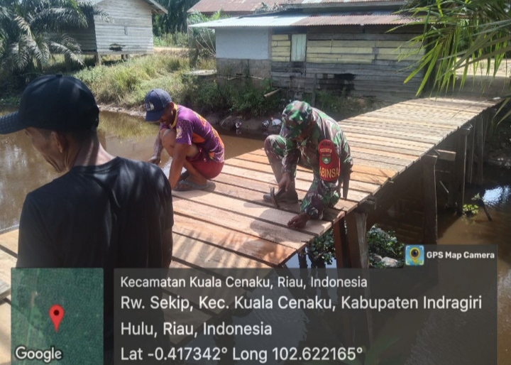 Wujud Kepedulian Babinsa Kepada Warga Desa Binaannya Turut Membantu Pembuatan Jembatan Kecil