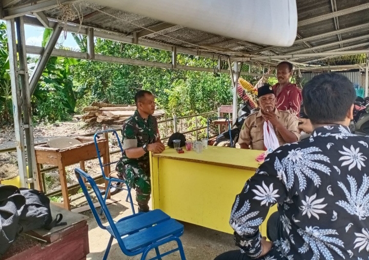 Babinsa Koramil 01/Rengat, Sertu Eli Suprian Komsos dengan Kepsek, Guru SMAN 2 Rengat Barat