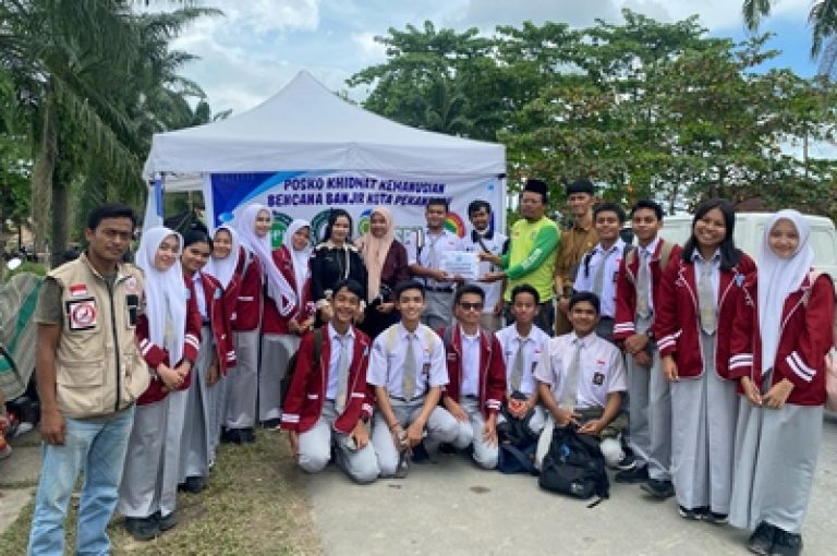 Rasa Empati Tinggi, Siswa-siswi SMAN 4 Pekanbaru Serahkan Bantuan Untuk Korban Banjir di Rumbai