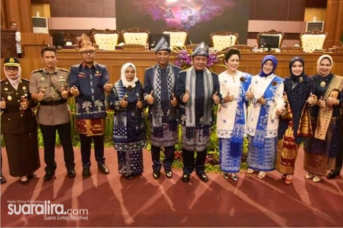 HUT Kabupaten Mura Ke-76, Gubernur Sumsel Bersama Bupati Mura Lakukan Prosesi Pemotongan Tumpeng