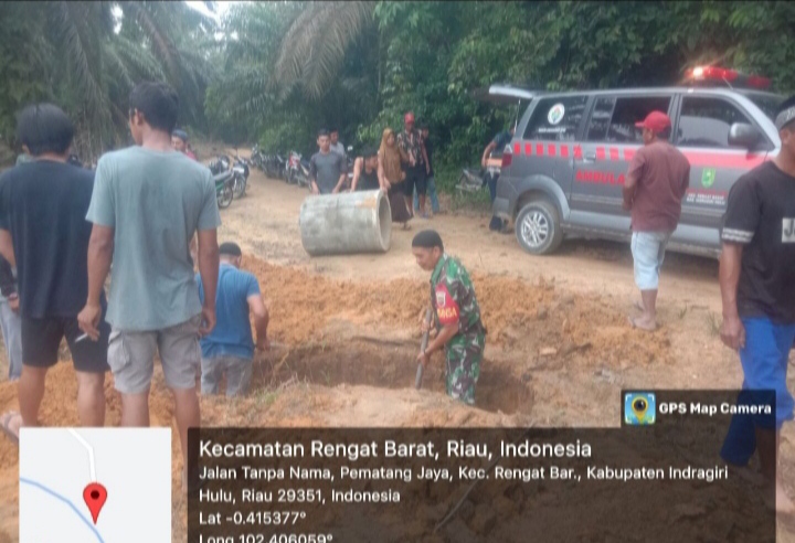 Babinsa Ramil 01/Rengat Kodim 0302/Inhu Bersama Masyarakat Binaanya Lakukan Karya Bhakti