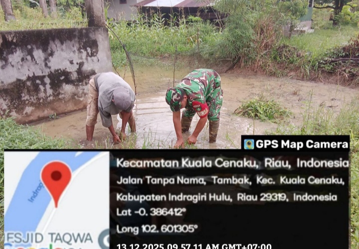 Buktikan Kepada Warga Diwilayah Binaan Melalui Kerja Nyata Babinsa Bantu Bersihkan Lingkungan Pekarangan Rumah