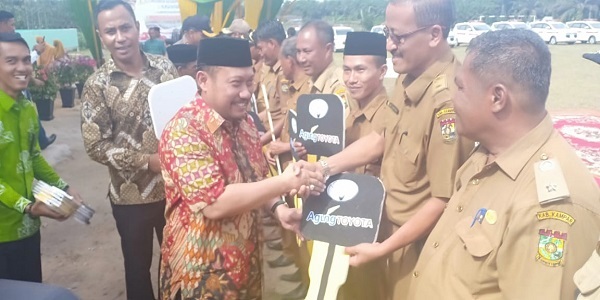 Plt Bupati Kampar Serahkan Ambulan Kepada 23 Desa Dalam Meningkatkan Pelayanan Kesehatan Masyarakat