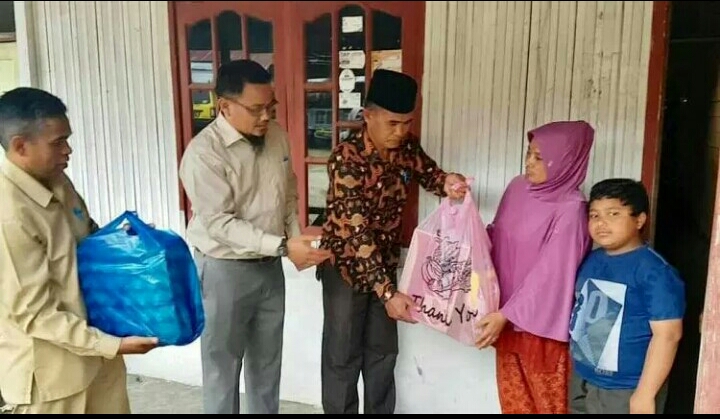 Sambut Idul Adha, Disdukcapil Aceh Tengah Bantu Warga Kurang Mampu Sekitar Kantor