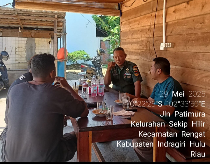 Komsos Merupakan Kegiatan Rutinitas Untuk Jalin Kerabat Oleh Babinsa Koramil 01/ Rengat Bersama  Warga