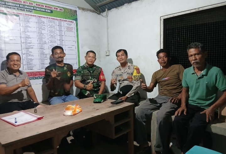 Babinsa Serka Dedi Iskandar Babinsa Kunjungi Pos Kamling Di wilayah RW.03.RW.04 Pematang Reba.