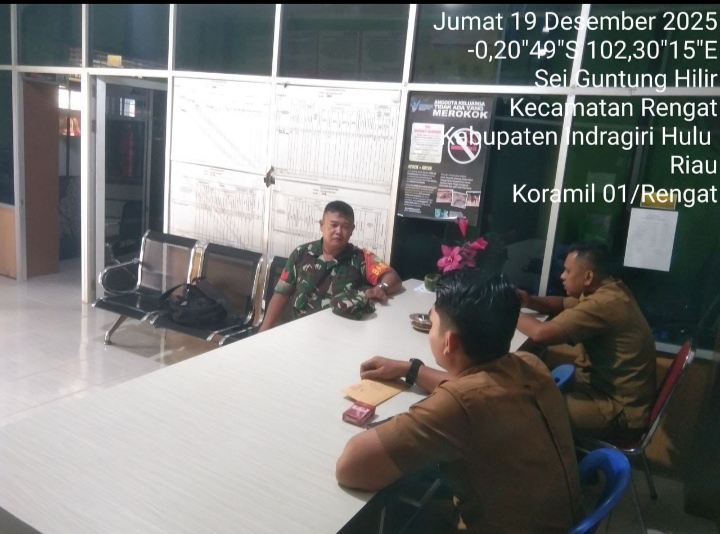 Jalankan Komsos Bersama Perangkat Desa Babinsa Bahas Tentang Keamanan