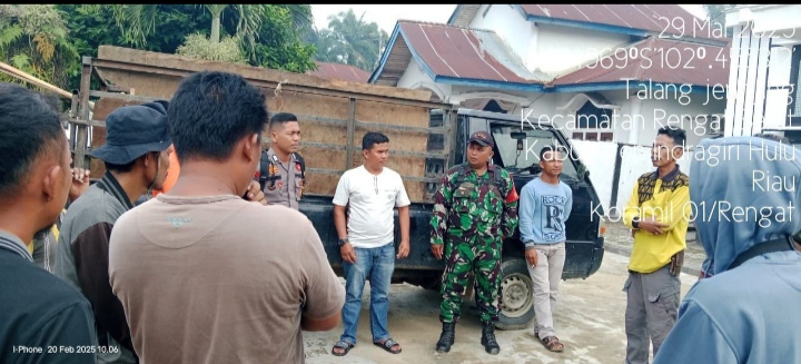 Antisipasi Aksi Damai Massa Babinsa Koramil 01/ Rengat lakukan Pengamanan Di Desa Binaanya Talang Jerinjing