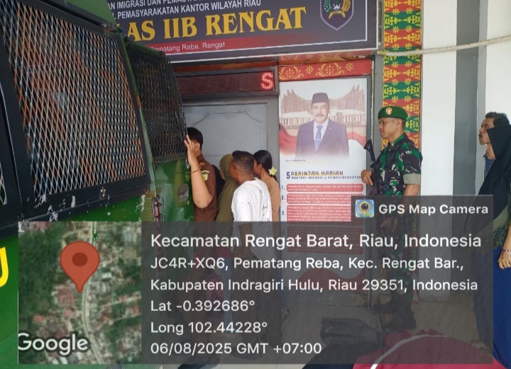Babinsa Koramil 01/Rengat Lakukan Pengamanan Dan Bantu Petugas  Lapas Ke Pengadilan Hingga Sampai Kembali Lagi