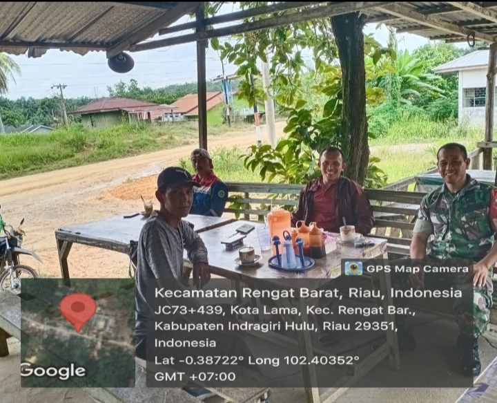 Bangun Rasa Kekeluargaan, Babinsa Koramil 01/Rengat Komsos dengan Warga Binaan