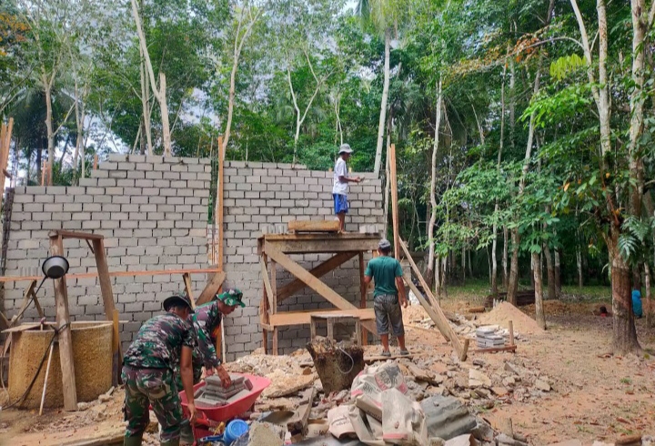 Satgas TMMD Gesa Pasang Batako RTLH Milik Hamidan