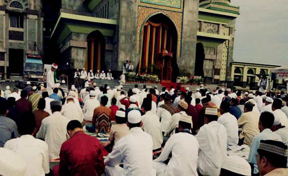 Gubri dan Kapolda Riau Shalat Ied di Masjid Raya An-Nur