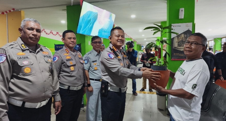 Polantas Menyapa: Dirlantas Polda Riau Bersama Tim Pembina Samsat Bagikan Helm dan Bibit Pohon kepada Wajib Pajak