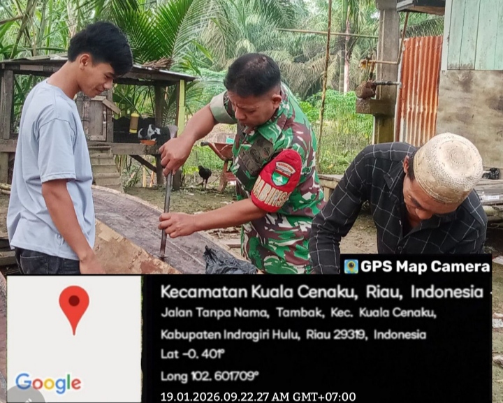 Peduli Dengan Warganya Babinsa Koramil 01/Rengat Lakukan komsos Dikampung Nelayan Bikin Perahu