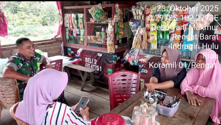 Babinsa Ingatkan Dengan Memberikan Arahan Kepada Ibu Rumah Tangga Untuk Waspada Akan Pencurian.