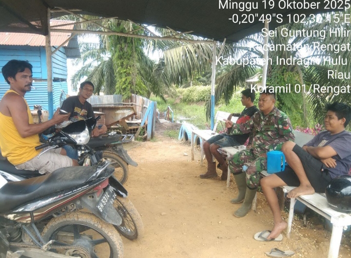 Jalin Keakraban,Babinsa Koramil 01/Rengat Lakukan Komsos Dengan Warga Desa Sei Guntung