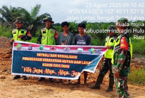 Antisipasi, Babinsa Koramil 01/Rengat Koptu Mukhlis Bersama Warga Laksanakan Patroli dan Sosialisasi Karhutla, Ini Katanya