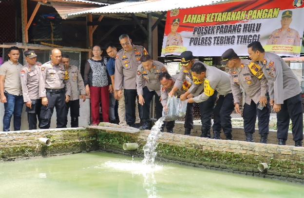 Dukung Ketahanan Pangan, Kapolres Tebingtinggi Tabur Benih Ikan