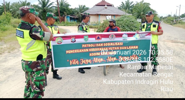Hindari Kebakaran Hutan Dan Lahan Babinsa Koramil 01/Rengat Dengan Ajak Warga Jaga Lingkungan