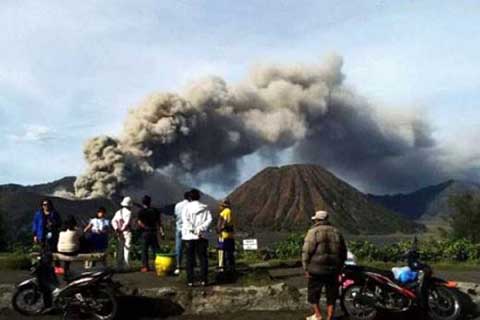 Bromo Masih Erupsi, Sensor Pemantau Malah Hilang