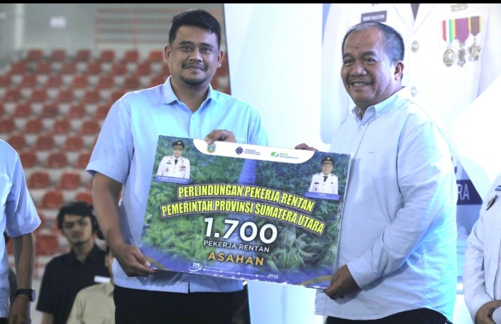 May Day Tahun 2026, Bupati Asahan Terima 1.700 Kartu BPJS Pekerja Rentan