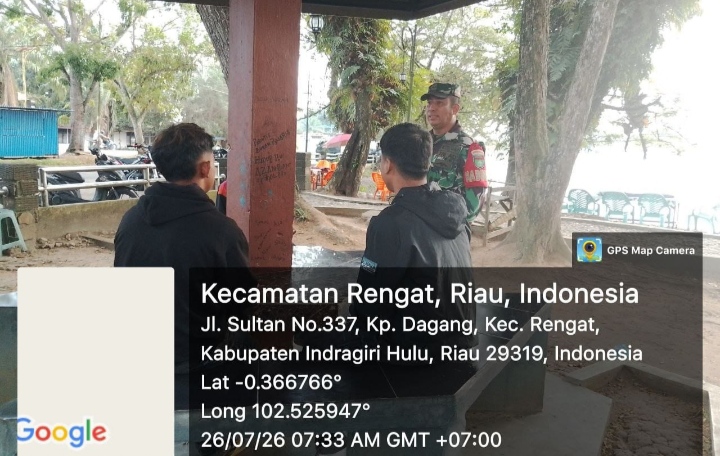 Babinsa Koramil 01/Rengat Tingkatkan Kedekatan dengan Warga Melalui Komsos