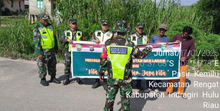 Berikan Himbauan Dan Arahan Anggota Koramil 01/Rengat Kodim 0302/Inhu Saat Lakukan Patroli Karhutla Kepada Masyarakat.