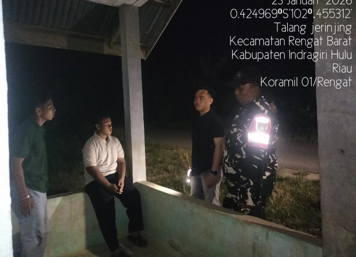 Kontrol Dipos Kamling  Oleh Babinsa Bagi Warganya Yang Giliran Ronda Malam Di Desa Binaan